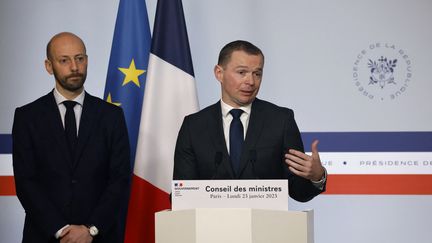 Le ministre du Travail, Olivier Dussopt, s'exprime sur le projet de réforme des retraites, lors d'un point-presse à la sortie du Conseil des ministres, le 23 janvier 2023. (LUDOVIC MARIN / AFP)