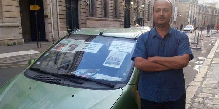 Mustapha Adib, devant le véhicule dans lequel il a entamé une grève de la faim le dimanche 7 mai 2017, à quelques mètres du palais de l'Elysée à Paris.  (DR)