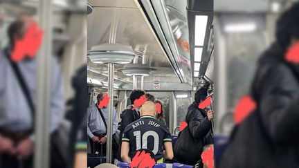 La photo d'un homme arborant un maillot floqué "Anti Juif" dans le métro parisien a été postée sur les réseaux sociaux le 22 octobre. (CAPTURE D'ECRAN / COMPTE X DE @S_SEBBANE)