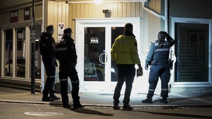 La police est sur les lieux où un homme a tué cinq personnes et en a blessé deux autres avec un arc et des flèches à Kongsberg, en Norvège, le 13 octobre 2021. (TERJE PEDERSEN / NTB / AFP)