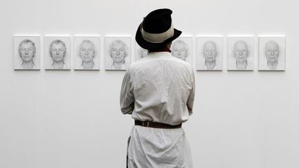 "Opalka 1965/1-&infin;", &oelig;uvre&nbsp;de l'artiste franco-polonais Roman Opalka expos&eacute;e &agrave;&nbsp;la Foire internationale d'art contemporain, le 19 octobre 2011, &agrave; Paris.&nbsp; (FRAN&Ccedil;OIS GUILLOT /&nbsp;AFP&nbsp;)