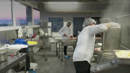 Dans la liste de ceux qui continuent de travailler pendant la période de confinement, il y a les cuisines centrales municipales qui ont dû totalement se réorganiser.&nbsp;&nbsp; (CAPTURE ECRAN FRANCE 2)