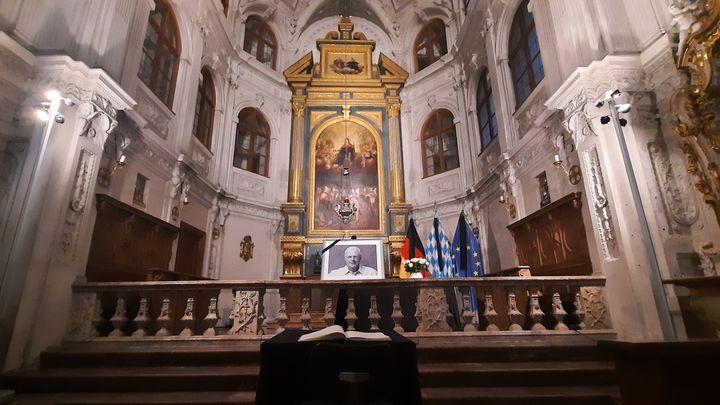 Des milliers de personnes ont fait la queue pour signer le livre de condoléances de Franz Beckenbauer, dont la photo est exposée à la Hofkapelle de Munich. (SEBASTIEN BAER / RADIOFRANCE)