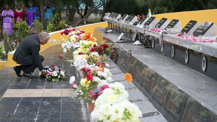 Le Premier ministre Jean-Marc Ayrault d&eacute;pose une gerbe de fleurs, le 27 juilet 2013,&nbsp;sur le&nbsp;monument &agrave; la m&eacute;moire des 19 militants kanaks tu&eacute;s lors de l'assaut de la grotte d'Ouv&eacute;a, 25 ans plus t&ocirc;t en Nouvelle-Cam&eacute;donie. (LIONEL BONAVENTURE / AFP)