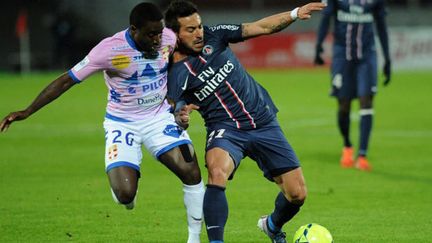 Brice Dja Dje Dje (Evian TG) à la lutte avec Ezequiel Lavezzi (PSG) lors de la saison 2012-2013