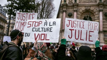 Plusieurs centaines de personnes rassemblées à Paris, le 7 février 2021,&nbsp;en soutien à Julie&nbsp;qui accuse une vingtaine de pompiers de viol. (NOEMIE COISSAC / HANS LUCAS)