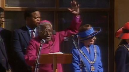 Desmond Tutu était l’une des figures infatigables de la lutte contre l’apartheid.&nbsp;Il est mort à l’âge de 90 ans, dimanche 26 décembre.&nbsp;Son engagement lui avait valu le prix Nobel de la paix en 1984. (FRANCE 2)