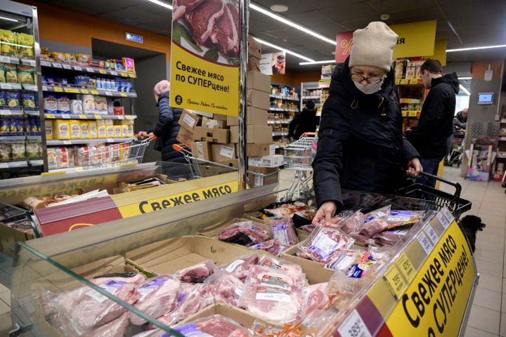 La cliente d'un supermarché de Moscou (Russie), le 6 avril 2022. (NATALIA KOLESNIKOVA / AFP)