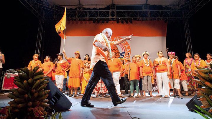 Gaston Flosse, le leader du Tahoeraa, parade devant ses partisans, lors d'un meeting &eacute;lectoral, le 20 avril 2013, &agrave; Papeete. Il se dirige d&eacute;sormais vers la pr&eacute;sidence de la Polyn&eacute;sie fran&ccedil;aise. (GREGORY BOISSY / AFP)