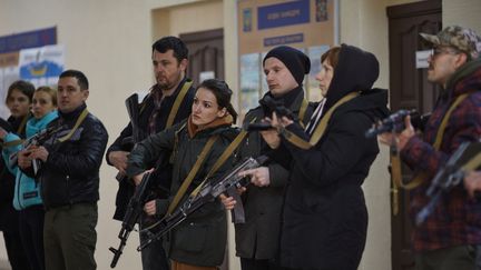 A Odessa, en Ukraine, des femmes apprennent à nettoyer et charger une arme. (THIBAULT SAVARY / LE PICTORIUM / MAXPPP)