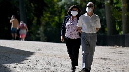 Un couple se promène dans un parc à Madrid (Espagne), le 10 octobre 2020. (GABRIEL BOUYS / AFP)