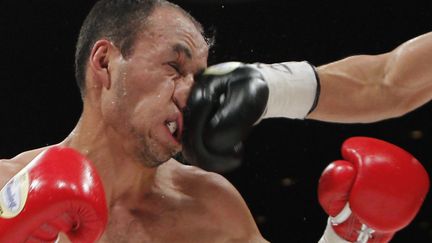 Le Mexicain Christian Esquivel, ou l'homme qui porte le moins bien son nom lors du championnat du monde poids coq &agrave; Tokyo (Japon), le 6 novembre 2011. (TORU HANAI / REUTERS)