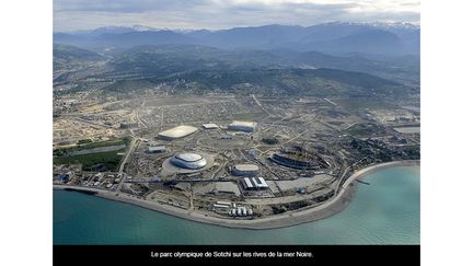 Onze sites olympiques sont répartis sur les zones côtière et montagneuse, espacées d’une cinquantaine de kilomètres.
Le parc olympique de Sochi, qui peut accueillir 75.000 personnes, va relier les différents lieux de compétition : le stade Fisht, le palais de glace Bolshoï, l’arène Shaïba, le centre de curling Ice Cube et le palais des sports de glace Iceberg. (AFP PHOTO/MIKHAIL MORDASOV)