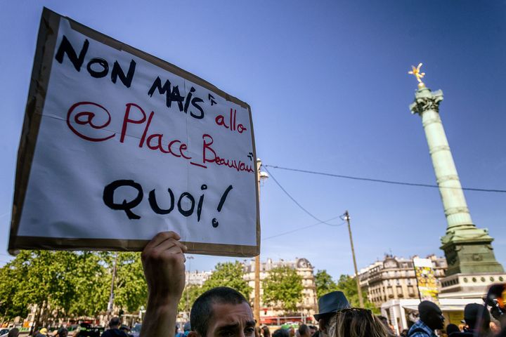 Une pancarte brandie par un manifestant durant "la Marche des blessés" des gilets jaunes, le 2 juin 2019, fait référence aux signalements de David Dufresne. (MARTIN NODA / HANS LUCAS / AFP)