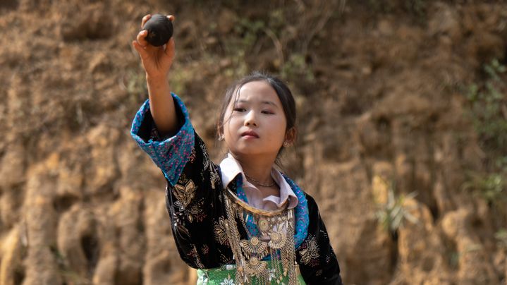 Dans la communauté du nord du Laos, les Hmong, les jeunes filles pratiquent le Pov Pob (jeu de la balle). Elles s'habillent en tenues traditionnelles colorées, les garçons plus sobrement. Ce jeu est un préambule au mariage, il sert à créer des atomes crochus et à décider qui se mariera dans l'année. Les filles forment deux lignes et se lancent des petites balles que les garçons doivent rattraper pour savoir qui sera l'élu de leur coeur. (DAMIEN CALVET)