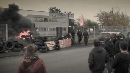 Les salariés de la société Mecalfi à&nbsp;Châtellerault&nbsp;(Vienne)&nbsp;bloquent le site de l'entreprise. (CAPTURE ECRAN FRANCE 2)