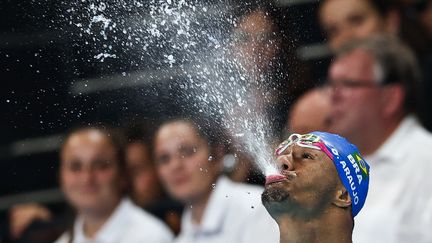 Gabriel Geraldo dos Santos Araujo, dit Gabrielzinho, le 29 août, à Paris. Né sans bras, le nageur brésilien a fait le show à la Paris La Défense Arena, tant sportivement – il a remporté trois médailles d'or – qu'en-dehors des bassins, avec ses célébrations et ses danses devenues iconiques. (FRANCK FIFE / AFP)