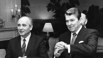 Sur la scène internationale, "Gorby" prône une politique d'apaisement en réponse à la course aux armements lancée par le président américain, Ronald Reagan. (BILL FITZ-PATRICK / WHITE HOUSE FILES)