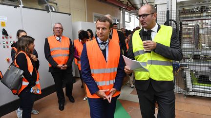 Emmanuel Macron, lors de la visite d'une entreprise en Vendée le 19 octobre 2016. (MARC ROGER / MAXPPP MAXPPP)