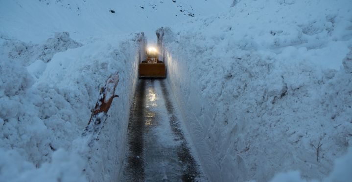 Le chasse-neige déblaie la route menant à Bonneval-sur-Arc (Savoie), le 9 janvier 2018. (ALAIN DUCLOS)