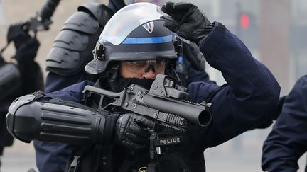 Un policier armé d'un LBD 40 encadre une manifestation contre la loi Travail, le 24 mars 2016, à Nantes (Loire-Atlantique). (STEPHANE MAHE / REUTERS)