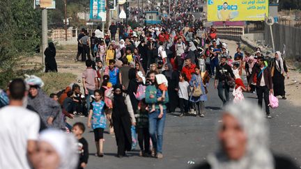 Des Palestiniens fuient la ville de Gaza et d'autres parties du nord de la bande de Gaza, le 8 novembre 2023. (MOHAMMED ABED / AFP)