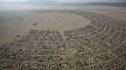 Vue a&eacute;rienne du festival "Burning Man" dans le d&eacute;sert du Nevada, le 30 ao&ucirc;t 2012. (JIM URQUHART / REUTERS)