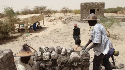 Reconstruction d'un mausolée de Tombouctou, en avril 2015.
 (Sébastien Rieussec / AFP)