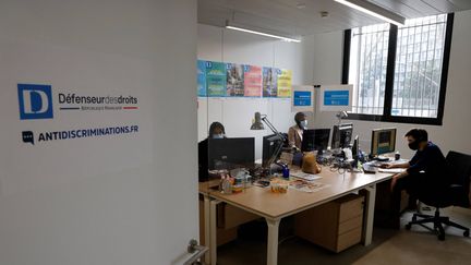 Des salariés de la plateforme antidiscriminations.fr dans leur bureau, à Paris, en 2021. (LUDOVIC MARIN / AFP)