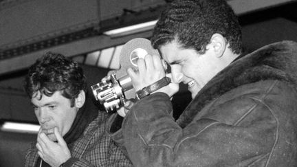 Pierre Barouh et Claude Lelouch lors du tournage d'"Un homme et une femme" en 1965.
 (UPI / AFP)