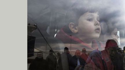 remporte le 2e prix du POYi dans la catégorie General News pour sa photo d’un enfant évacué de Benghazi en Libye arrivant en Grèce à bord d’un ferry, le 27 février 2011.

Cette photo avait également reçu le prix d’Or dans la catégorie General News Single du grand prix de photojournalisme China International Press Photo Contest, dont le thème était La paix et le développement. ( Louisa Gouliamaki )