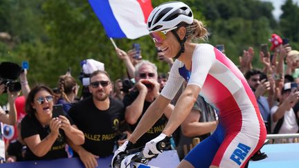 Elle n'a pas pu retenir ses larmes. Devant ses proches, Pauline Ferrand-Prévot décroche enfin sa première médaille olympique, en or, en VTT cross-country. Après une 26e place à Londres 2012, un abandon à Rio 2016 et une décevante 10e place à Tokyo 2020, la Française triomphe enfin, à domicile, le 28 juillet. (MAXPPP)