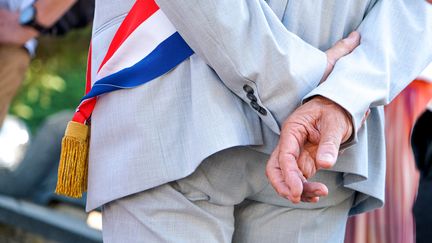 A mayor wears his tricolor scarf in Valence (Drôme), August 22, 2023. (NICOLAS GUYONNET / HANS LUCAS / AFP)