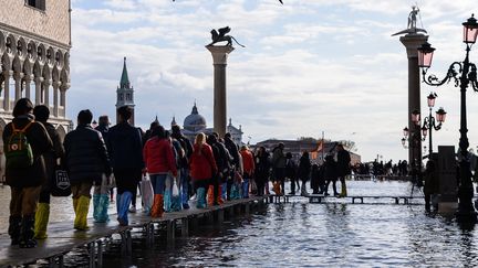 Une passerelle installée place Saint-Marc à Venise suite aux récentes inondations, le 14 novembre 2019. (FILIPPO MONTEFORTE / AFP)