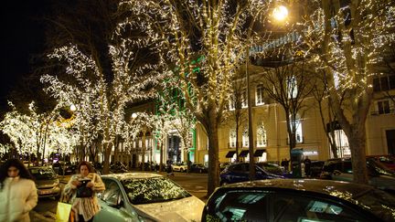 L'avenue Montaigne, à Paris, le 19 décembre 2022. (ALEXANDRA BREZNAY / HANS LUCAS / AFP)