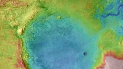 Le cratère, d'une surface d'environ 35 km de diamètre, a bien abrité un lac fermé, anciennement alimenté par une rivière via un delta, il y a entre 3,6 et 3 milliards d'années.  (Nasa)