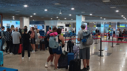 Touristes bloqués à l’aéroport de Madère : les vacances tournent au cauchemar (France 2)