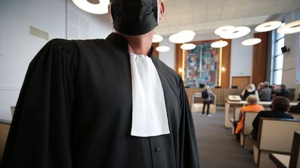 Un avocat dans la salle d'audience correctionnelle du tribunal de grande instance de Brest (Finistère) le 14 octobre 2021 (LIONEL LE SAUX / MAXPPP)