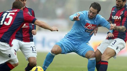 Gonzalo Higuain enferré dans la défense de Bologne