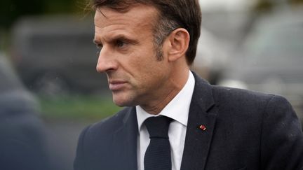 Le président de la République, Emmanuel Macron, le 9 octobre 2024 dans le Grand-Est lors d'une visite auprès d'une brigade ukrainienne formée en France. (THIBAULT CAMUS / AFP)