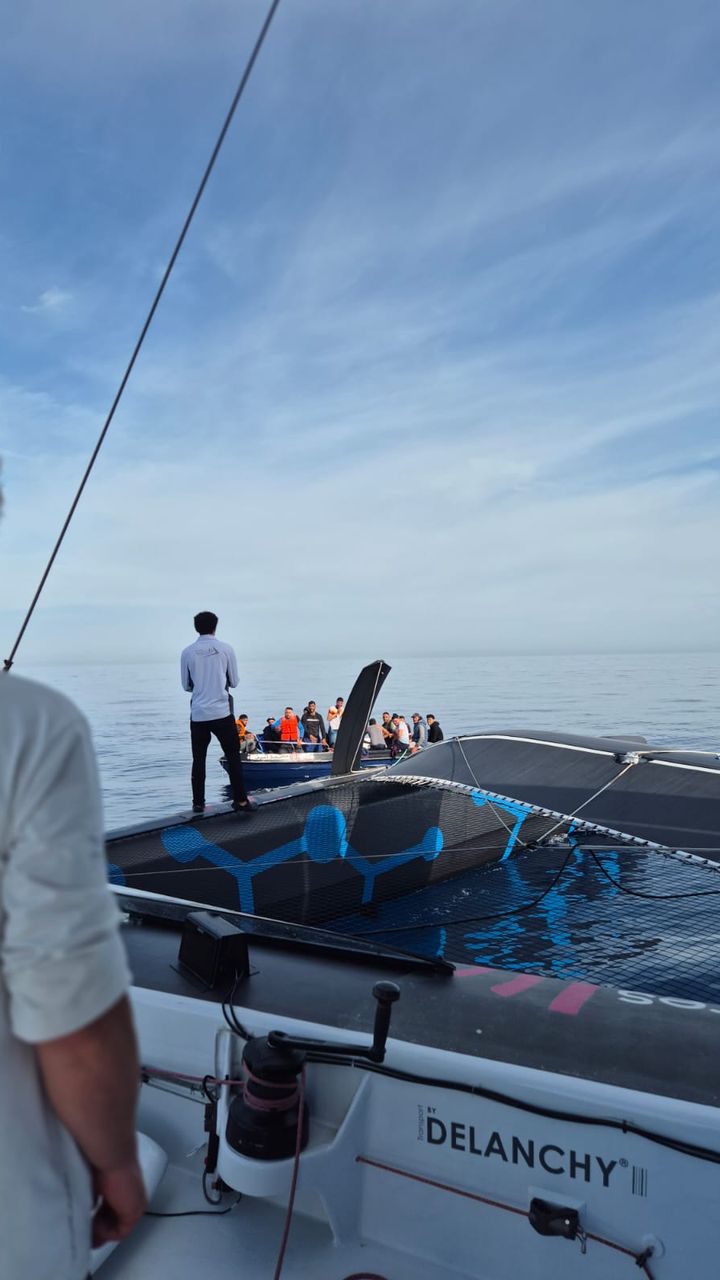 L'équipage de Thibaut Vauchel-Camus a pu apercevoir à l'horizon un bateau d'à peine six mètres de long. À son bord : seize personnes. (THIBAUT VAUCHEL-CAMUS - SOLIDAIRES EN PELOTON)