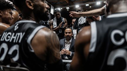 Le coach de l'ASVEL TJ Parker et ses joueurs (JEFF PACHOUD / AFP)