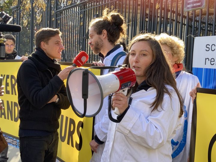 Docteure en écologie, Kaïna Privet prend la parole lors d'une action du collectif Scientifiques en rébellion, le 10 novembre 2022, à Paris.&nbsp; (MARIE-ADELAIDE SCIGACZ / FRANCEINFO)