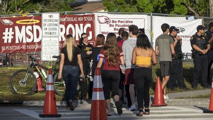 Dix jours après la fusillade, les élèves retournent au lycée Marjory Stoneman Douglas de Parkland (Floride), le 28 février 2018. (CRISTOBAL HERRERA / EPA)