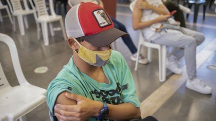 Un adolescent s'est fait&nbsp;vacciner contre le Covid-19 à Montevideo (Uruguay), le 9 juin 2021. (PABLO VIGNALI / ADHOC / AFP)