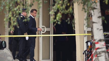 Emmanuel Macron s'est rendu dans le lycée visé par une attaque au couteau le 13 octobre 2023.