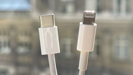 L'iPhone 15, qui doit être dévoilé par Apple le 12 septembre 2023, passerait de la connectique Lightning (à droite) à l'USB-C (à gauche), sous la pression notamment de l'Union européenne. (BENJAMIN VINCENT)