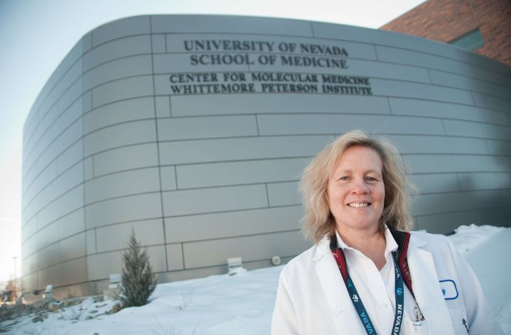 Judy Mikovits, le 28 février 2011, devant&nbsp;le Whittermore Peterson Institute de Reno (Nevada). (DAVID CALVERT/NBC/AP/SIPA)