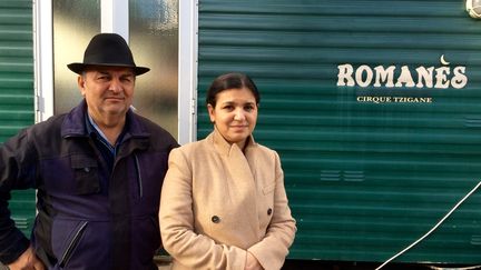 Alexandre et Délia Romanès devant leurs caravanes installées dans le square Parodi dans le 16e arrondissement de Paris, le 8 novembre 2016. (CAROLE BELINGARD / FRANCEINFO)