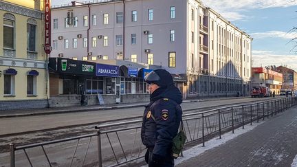 Un policier devant les locaux du FSB à&nbsp;Arkhangelsk (Russie), le 31 octobre 2018. (MICHAIL SHISHOV / AFP)